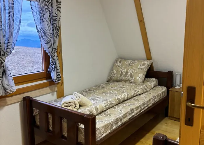 Topli Dom Golija بيت للعطل *